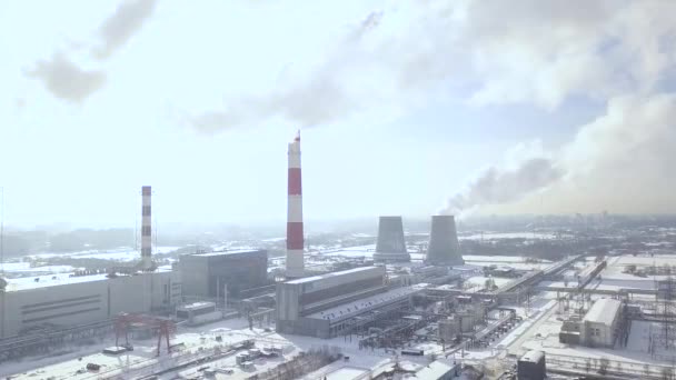 Aerial landskap rökning skorstenen på kemisk fabrik i modern stad. Vit rök från industrirören på värme anläggning drönarvy. Skorstenar från panna rör i blå vinter himlen. — Stockvideo