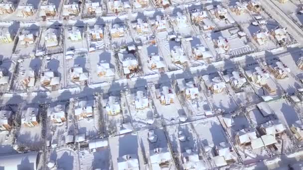 Cabaña de invierno pueblo paisaje aéreo. Casas en campo nevado vista drone pueblo. Villa de lujo en vista de fondo de nieve desde el avión no tripulado volador . — Vídeo de stock