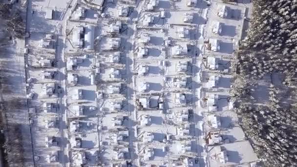 冬の風景空撮のコテージ村。国村無人の家を表示します。上記の飛行ドローン雪背景ビューの高級ヴィラ. — ストック動画