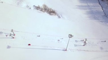 Kayak ve snowboard lüks ski resort hava görünümünde kar Dağı'nda kış. Kayak kar manzaralı dron asansöre. Kış sporları Kayak Merkezi üzerinde.