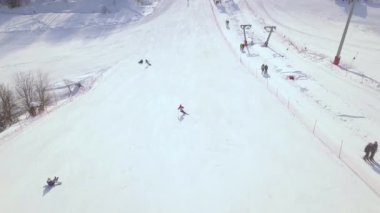 Hava dron insanlar uçan çekim Kayak ve snowboard kar yamaç içinde kış Kayak tesisi. Kar Dağı'nda Kayak Asansör. Kış Kayak Merkezi faaliyete.