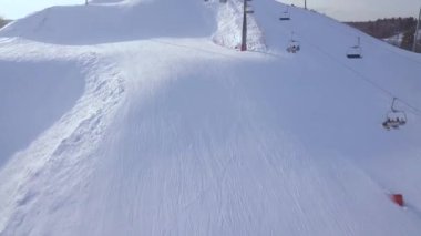 Ulaşım kayakçılar ve Snowboard Kar Kayak Kış resort hava görünümünde Dağı'nda Kayak Asansör. Kayak telesiyej kar yamaç dron görünümünde ip yolda.