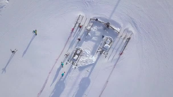Skilift auf Wintersportort für Transport Skifahrer und Snowboarder auf Schnee Berg Drohne Blick. Menschen Skifahren auf schneebedeckten Bergen auf Skigebiet Luftaufnahme.