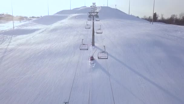 Skilift für den Transport von Skifahrern und Snowboardern auf Schneeberg im Skigebiet Drohnenblick. Skilift mit Sessel am Schneehang Drohnenblick.