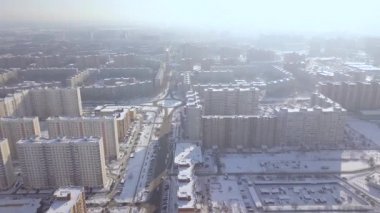 Yüksek doğmak konut kış city hava görünümünde. Şehir altyapı modern şehrin dron görünümünde. Mimarlık ve şehir sokak üzerinde hareketli araba.