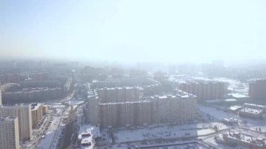 Modern konut kış şehir dron görüntüleyin. Şehir altyapı modern şehir ve yol için araba trafik havadan görünümü.