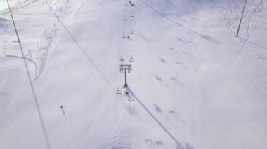 Kayak ve snowboard kar yamaç kış Kayak merkezinde insan. Kayak kar manzaralı dron asansöre. Kış etkinliği ski resort havadan görünümü.