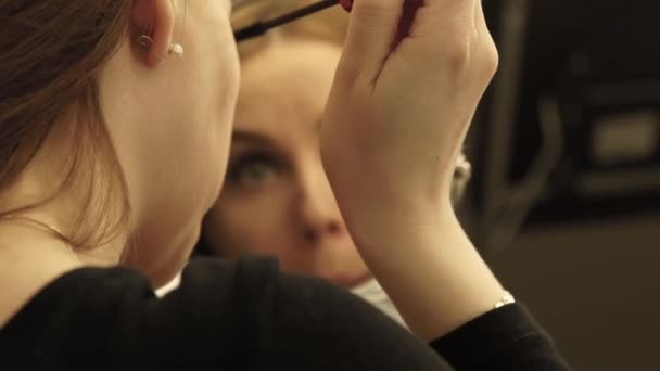 Gezicht vrouw met behulp van mascara voor wimpers-vooruitkijkspiegel achteraanzicht make-up. Portret vrouw doen make up ogen en kijken in de spiegel close-up. — Stockvideo