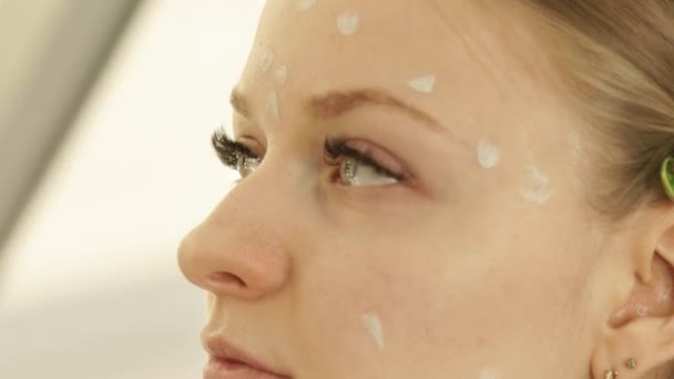 Artista de maquiagem mulher usando escova de cosméticos para aplicar corretor na pele ao redor dos olhos de perto. Maquiagem profissional para mulher bonita no estúdio de beleza . — Vídeo de Stock