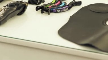 Kuaförlük makas, saç kesme makinesi, saç, araçları ve aksesuarları Kuaför Salonu tablo kapatın. Kuaför Salonu çalışma araçları.