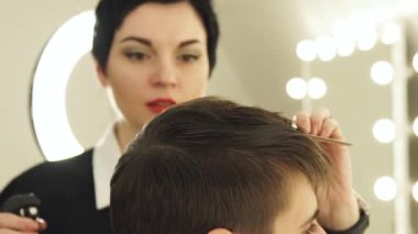 Erkek saç tarağı ile tarama ve güzellik salonunda haircuting önce su serpme kadın Kuaför. Güzellik salonunda çalışan Kuaför.