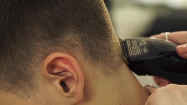Хірпер робить зачіску з електричною бритвою. Крупним планом стрижка різання волосся за допомогою професійної машини для волосся. Чоловік перукарня з електричною бритвою . — стокове відео