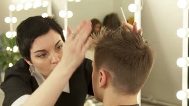 Kadın Kuaför Saç erkek tarzı bitirmek. Erkek saç kesim kuaförlük salonda sonra tarama Haircutter. Berber Dükkanı istemcisinde ile çalışan kadın kuaförü.