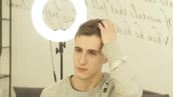 Przystojny mężczyzna dotyka fryzurę i patrząc w lustro po hairstyling w fryzjera. Hipster młody człowiek patrząc na nową fryzurę po cięcia w salon fryzjerski. Fryzury męskie z bliska. — Wideo stockowe