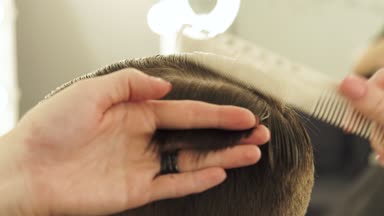 Penye saç ve kesme kuaförlük makasla berber. Profesyonel kuaför makasla kadar erkek Kuaför kapatın.