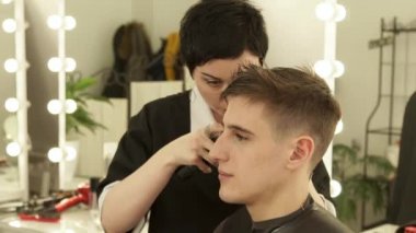 Berber kuaför dükkanında Elektrikli tıraş makinesi ile erkek saç kesimi yapma. Kuaför kesim saç saç makine güzellik Studio ile kapatın. Tıraş ile erkek Kuaför.