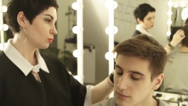 Parrucchiere toccare e guardare i capelli prima di taglio di capelli maschile nel salone di parrucchiere. Close up haircutter parlare con il cliente durante l'acconciatura nel salone di barbiere . — Video Stock