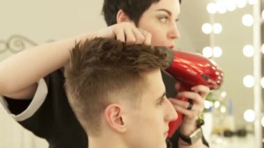 Kurutma ve Kuaför Salonu kesme sonra erkek saç şekillendirme Kuaför. Kuaför styling saç kurutma makinesi ile yukarı yıkandıktan sonra kapatın. Kuaför Güzellik Studio bitirmek.