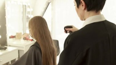 Uzun saçlı kadın saç kesimi kuaförlük salonda üzerinde su püskürtme Kuaför. Kadın saç güzellik salonda. İstemci ile çalışma Haircutter yakın çekim.
