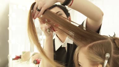 Kadın saç tarama ve kuaförlük salonda profesyonel makasla kesme Kuaför. Haircutter Güzellik Salonu makasla kadın saç kesimi yapmak kadar kapatın.
