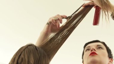 Haircutter Güzellik Salonu Kuaför makası kesme uzun saçlı. Makas Kuaför salon ile kadın saç kesimi yapma Kuaför yukarıya kapatmak.