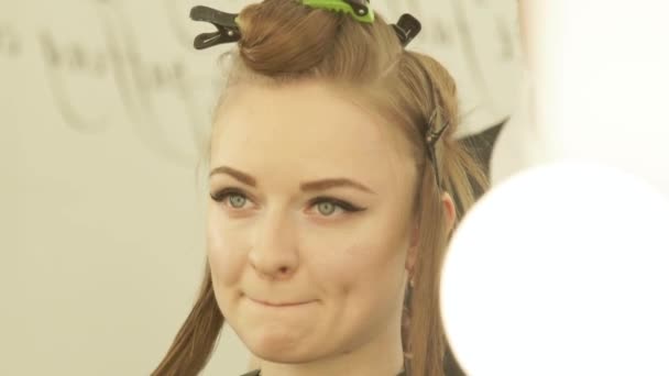 Portrét mladé ženy s svorku na vlasy během Foukaní v kadeřnictví. Ženské vlasy model během tréninku účes v kosmetické školy. — Stock video