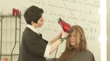 Atrractive kadın saç şekillendirme uzun saç kurutma makinesi ve kuaförlük salonda saç fırçası ile sırasında. Kadın saç kurutma makinesi ile kurutma haircutter kadar kapatın ve sonra yıkama ve güzellik salonunda kesme tarağı.