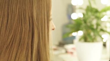 Kuaför penye iplik saç ve Güzellik Salonu saç Maşa ile doğrultma. Kadın haircutter kuaförlük salonda saç şekillendirme sırasında saç düzleştirme yukarıya kapatmak.