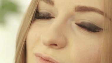 Güzel makyaj gözleri olan genç kadın yüz. Portre çekici kadın yakın çekim.