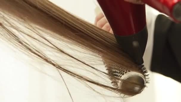 Coiffeur Utilisant Sèche Cheveux Pour Sécher Les Cheveux Longs Une — Video