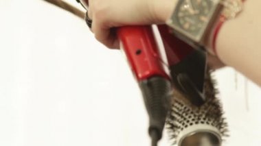 Kuaför Güzellik Studio sonra kurutma ve şekillendirme uzun saç kurutma makinesi ve saç fırçası kullanarak Haircutter. Haircutter yakından saç kesimi kuaförlük salonda sonra saç şekillendirme bitirmek.