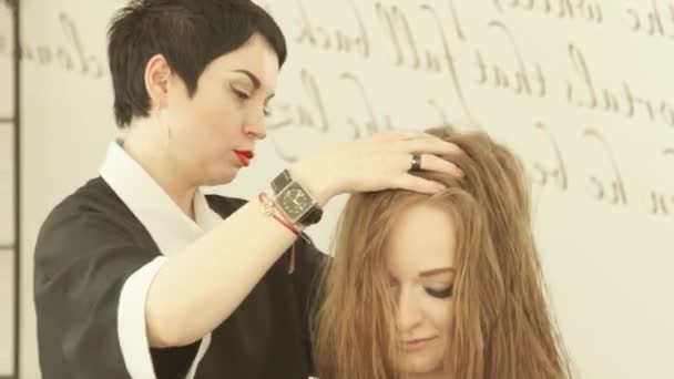 发型师做按摩头年轻女子理发沙龙后切割 Haircutter 与女性客户在美容院工作 — 图库视频影像