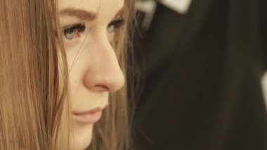 Genç kadın yüz saç saç kurutma makinesi ile ve fırça güzellik salonda sırasında. Kadın saç modelini yıkama ve güzellik okulda kesme sonra saç kurutma makinesi ve saç fırçası ile kurutma sırasında kapatın.