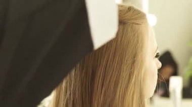 Kuaför Saç Kuaför salon için kelepçe ile uzun saçlı sabitleme. Kuaför Güzellik stüdyosu istemcisinde kadın çalışma kapatın.
