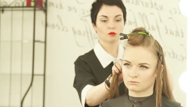 Bayan Kuaför Güzellik salonları, Kuaförler sırasında saç tamir ettiğin için kelepçe kullanarak. Kadın saç kanununu için Klipsli sabitleme haircutter kadar kapatın.