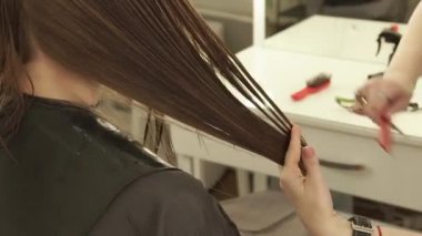 Tarama ve makas Kuaför salon ile uzun saç kesme Haircutter. Kuaförler Berber Güzellik salonları makasla kadın saç kesimi yapmak yukarıya kapatmak.