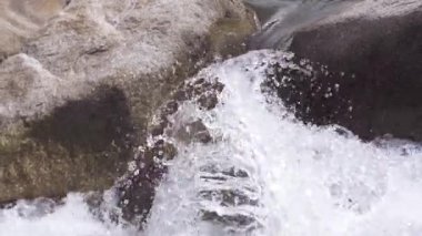 Akan suya yakın dağ nehrinden su sıçrıyor yaz günü.