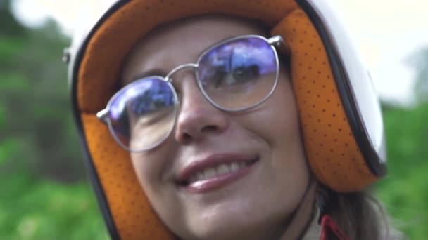 美しい中年笑顔caucasain女性でヘルメットとサングラス. — ストック動画