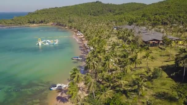 Vista aérea do requintado resort de praia tropical com uma paisagem panorâmica . — Vídeo de Stock