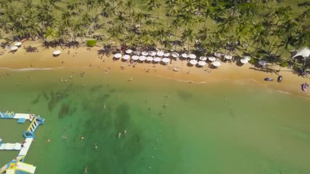 Вид с воздуха на изысканный тропический пляжный курорт с живописными окрестностями . — стоковое видео