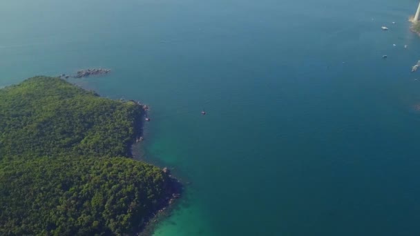 Magnifik utsikt över en antenn spårväg med linbanor som rör sig över blå hav. — Stockvideo
