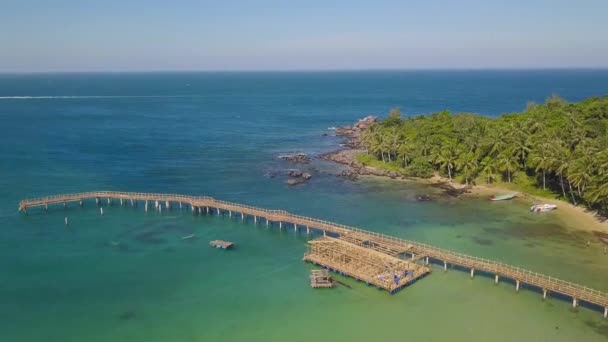 Vista aérea del puente y una casa de campo hecha de bambbo en un complejo tropical . — Vídeo de stock