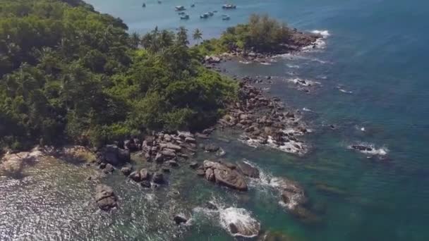 비행기가 암석으로 뒤덮인 열대 섬 만 위를 날다. — 비디오