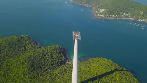 Drone uitzicht op antenne tram met een verbazingwekkend natuurlijk landschap conneting eilanden. — Stockvideo