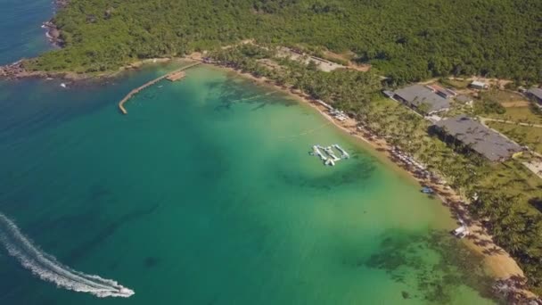 熱帯の美しい島のリゾートで速く航海するボートの上の航空便. — ストック動画