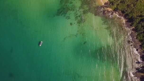 Drone Fåglar syn på båtar dockade i ön turkos havsvatten på sommaren. — Stockvideo