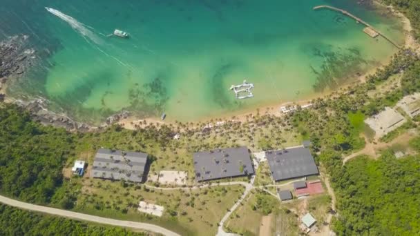 Tropische Insel mit luxuriösem Resort-Strand mit Palmen und weißem Sand. — Stockvideo