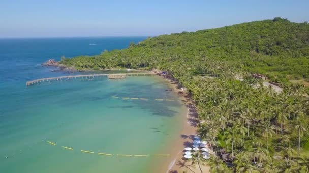 Ilha tropical com luxuosa praia resort com palmeiras e areia branca . — Vídeo de Stock