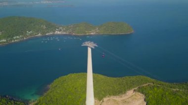 Mavi okyanus ve yeşil adaların üzerindeki tramvayın insansız hava aracı görüntüsü.