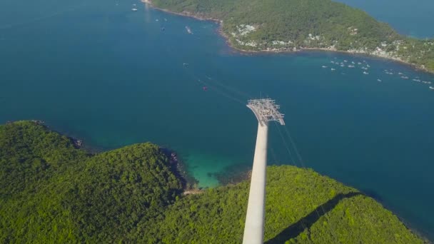 Letecká moucha nad zelenou lesní horou s letovou dráhou ART na ostrově — Stock video